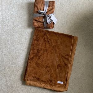 Saranoni Camel Lush blanket and Minky Burp